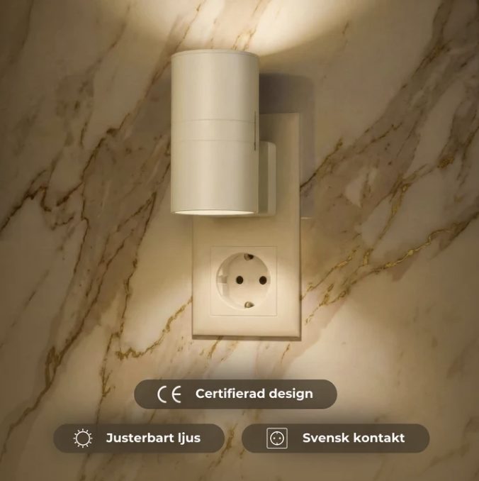 Luma LED-vägglampa i vitt inkopplad i vägguttag på marmorsvägg
