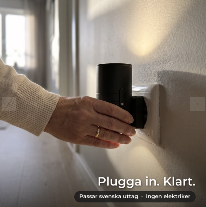 Hand som pluggar in Luno vägglampa i uttaget – plugga in, klart